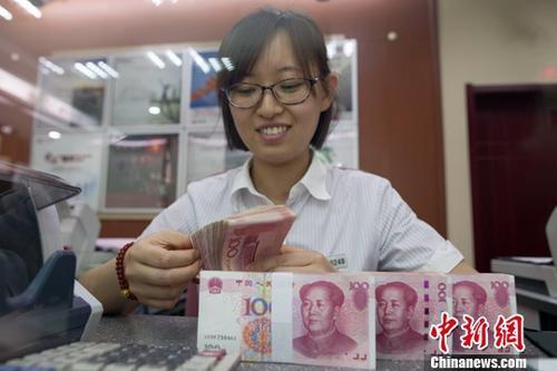 资料图：银行工作人员正在清点货币。<a target='_blank' href='http://www.chinanews.com/'>中新社</a>记者 张云 摄