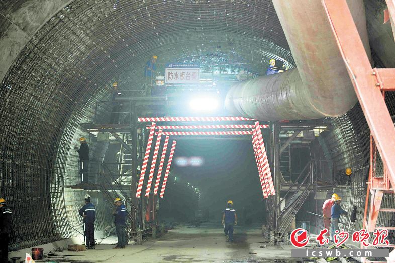 湖南湘江新区麓景路隧道施工现场，来自中铁隧道局的200多名建设者正在忙碌着。长沙晚报记者 贺文兵 摄