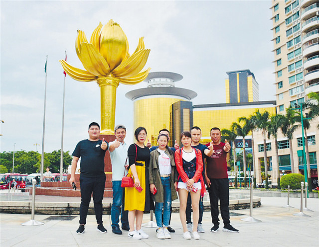 今年国庆节期间，几位赴澳门旅游的长沙市民在澳门金莲花广场合影留念。长沙晚报通讯员 龚宇轩 摄