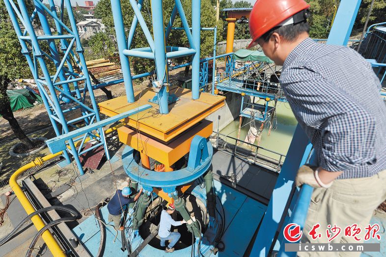 在长沙矿冶研究院，深海矿产资源开发利用技术国家重点实验室工作人员正在做扬矿实验。 长沙晚报记者 邹麟 摄