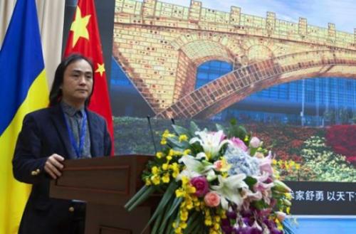 中国当代艺术家、“一带一路”标志性景观雕塑《丝路金桥》创作者舒勇,在“中国-乌克兰经贸论坛”上介绍《丝路金桥》艺术作品。(图片来源:欧联网)
