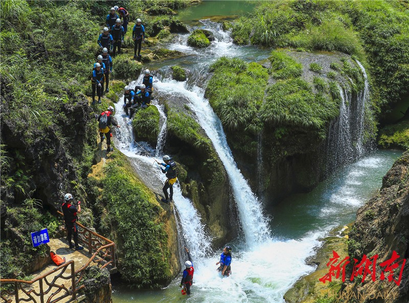 花垣成为大湘西神秘旅游的重要节点,通过打造边城茶峒,古苗河,紫霞
