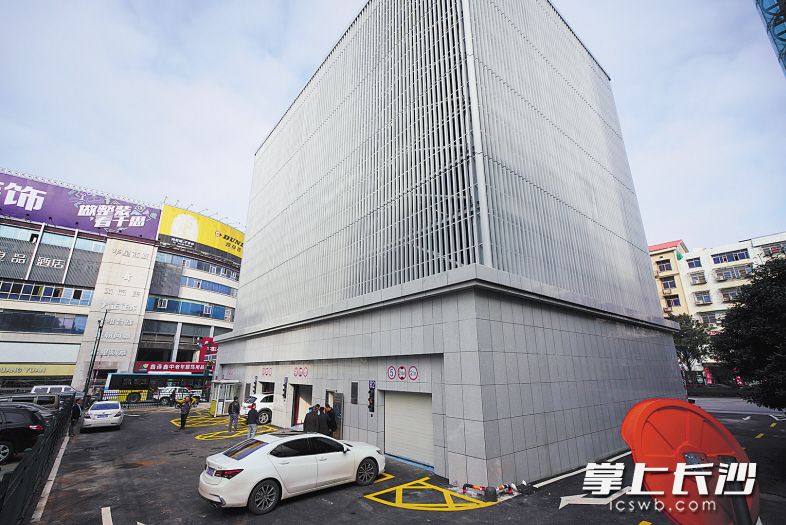 ↑昨日，位于长沙县板仓路和三一路交会处的星城智泊立体停车库启动试运行。