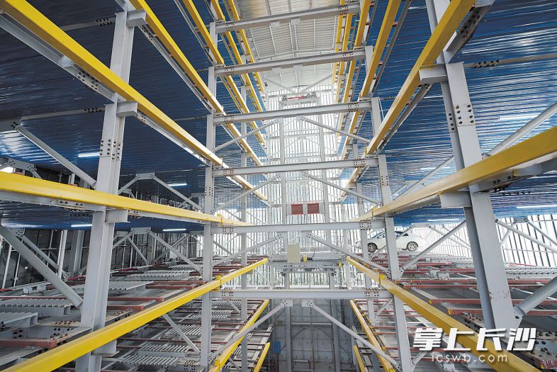 →星城智泊立体停车库内部。均为长沙晚报通讯员 章帝 摄