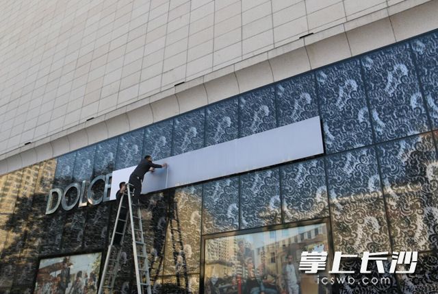 d&g继续凉！长沙友谊商店杜嘉班纳专卖店品牌logo被遮挡