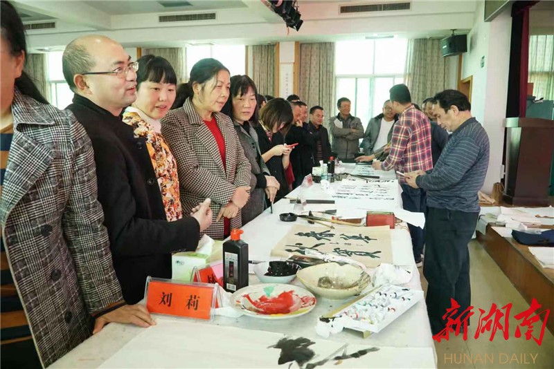 湘西州林业局开展传统书法进机关活动 庆祝“创森”成功 - 湘西 - 新湖南
