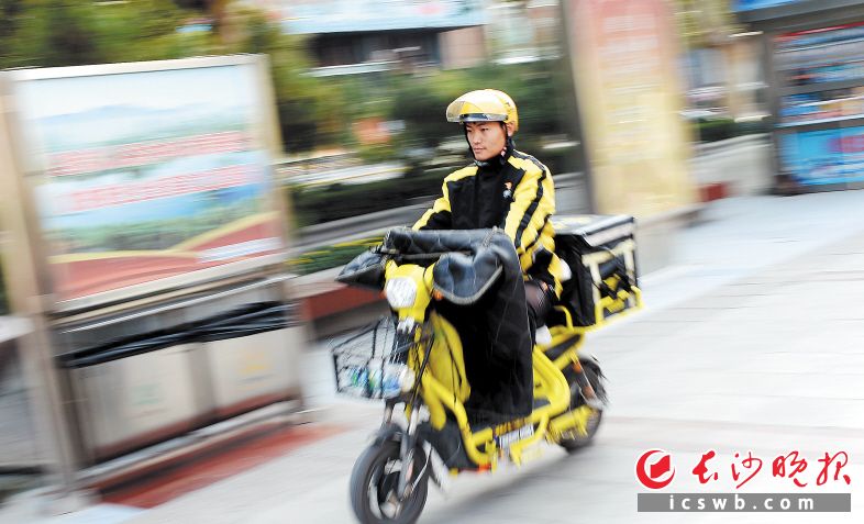 从明年开始，没有标注网络经营的商家，饿了么、美团等第三方平台提供者将不能让他们入驻。 IC供图