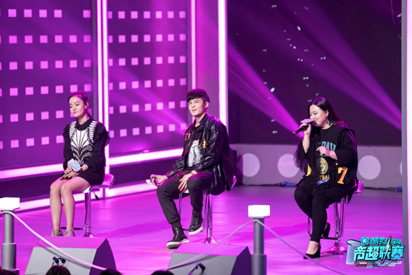 北京现代音乐研修学院人才辈出,网络上大热的歌曲《沙漠骆驼》就是北京现代研修学院的展展与罗罗原创音乐作品。近日,他们的同门师妹宋莹君在直播中吉他弹唱《沙漠骆驼》,她用甜美的声线演绎出另一种感觉。 北音才女翻唱《沙漠骆驼》音乐实力不容小觑 《沙漠骆驼》一首由多种音乐风格结合的歌曲,歌曲前奏浓浓的西域风格搭配上摇滚音乐和流行唱法,让人耳目一新。原本整首歌曲节奏明朗又高亢,歌声既坚定又洒脱,讲述漫漫人生路正如沙漠,前方迷途太多,要像沙漠骆驼一样奔忙依旧,走出黑暗就能逍遥又快活。 在宋莹君的翻唱中,不仅唱出了属于自