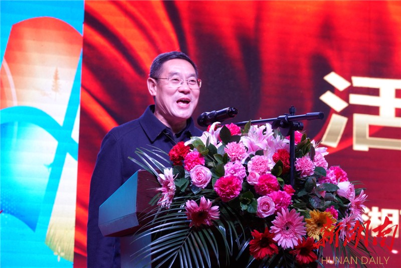 州政府秘书长包太洋宣布晚会开始