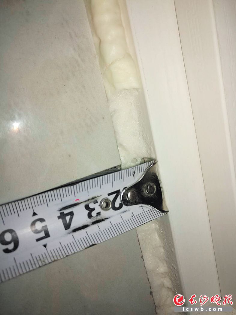 阳台的吊柜边框与瓷砖边缘有10毫米左右的缝隙，无法收口。