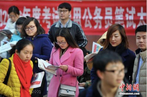资料图：考试前争分夺秒复习的考生们。<a target='_blank' href='http://www.chinanews.com/'>中新社</a>记者 韦亮 摄