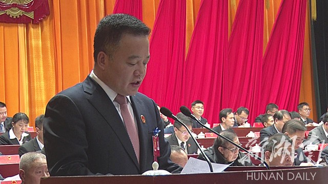 县委副书记,县长刘朝晖代表县人民政府向大会作工作报告