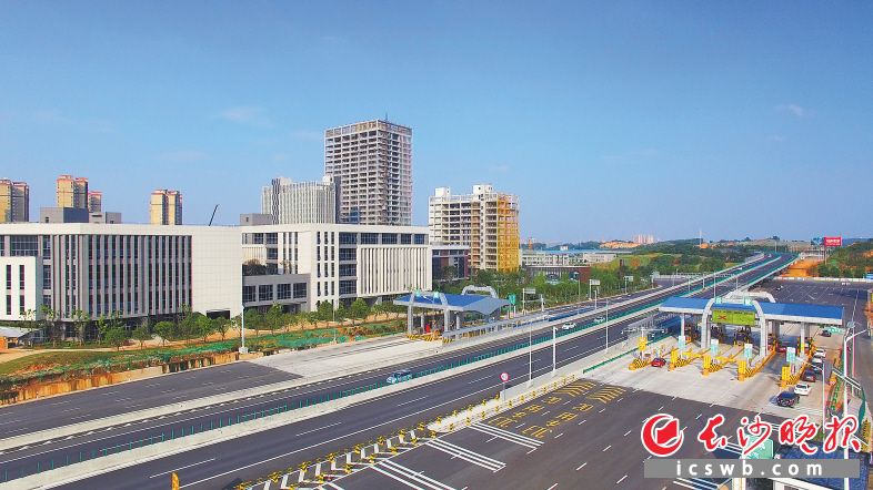 岳麓高新区交通便利，辖区内多条高速通达全省各地。均由岳麓高新区供图