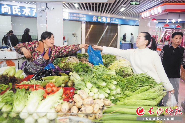 市民在整洁明亮的溁湾生鲜市场买菜。 长沙晚报记者 余劭劼 摄
