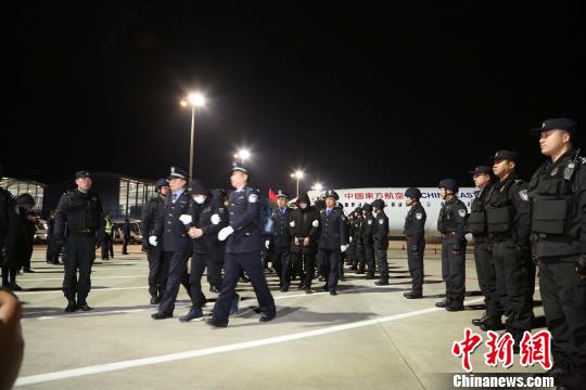 图为冒充公检法人员跨国实施电信诈骗，28名嫌犯从孟加拉国被押解回国。 警方供图 摄