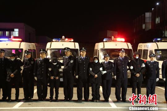 图为28名冒充公检法人员实施诈骗的犯罪嫌疑人从孟加拉国被押解回国。 警方供图 摄