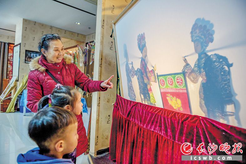 雨花区高度重视中华优秀传统文化的传承和发展,通过系列活动让传统技艺走近居民,瞧,皮影戏小舞台正受到市民喜爱。 陈飞 摄
