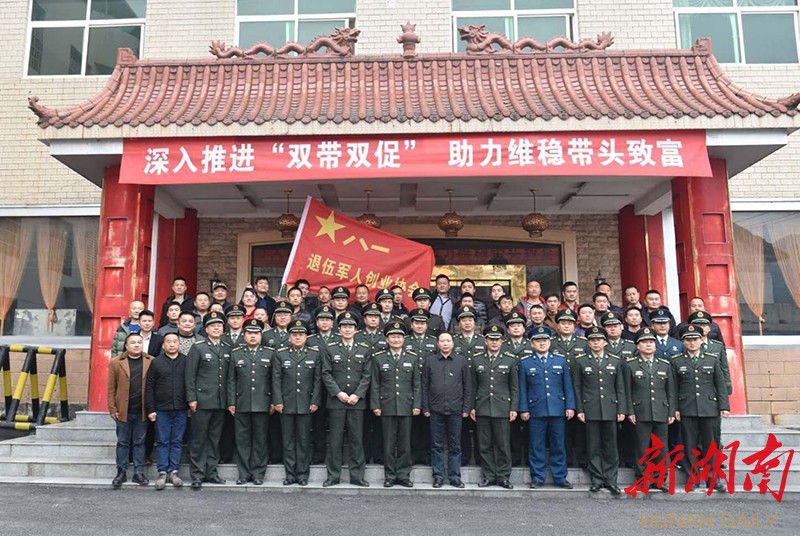 首车镇首车居委会退役军人覃爱民退伍不褪色,在村里担任综治专干,为