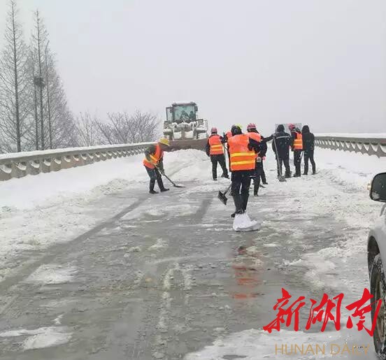 临澧应对雨雪天气我们在行动