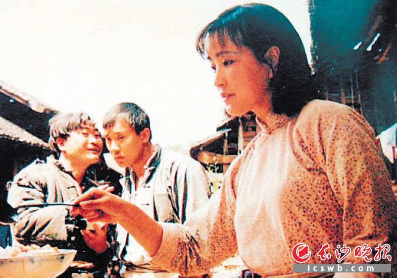 电影《芙蓉镇》剧照，刘晓庆在卖米豆腐。