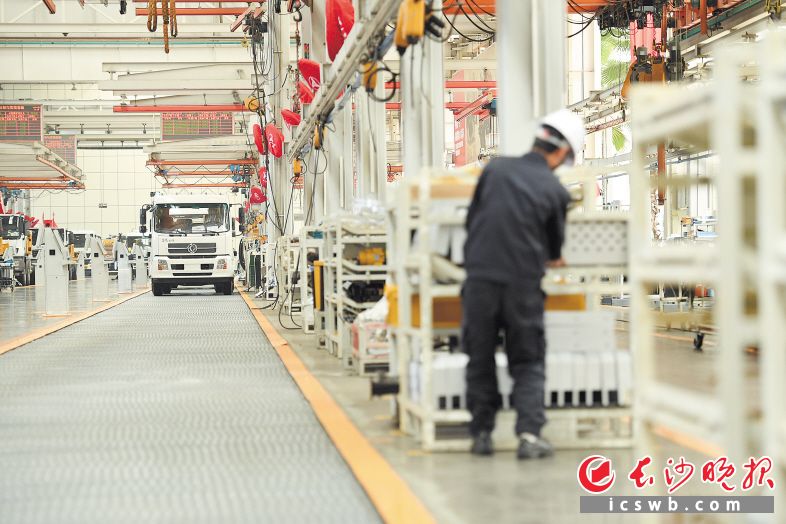 图为三一重工的柔性生产线，可以实现挖掘机、起重机、消防车、泵车等69种产品的混装柔性生产。长沙晚报记者 黄启晴 摄