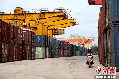 5月23日，西安西站内堆满了集装箱。截止22日，西安西站共发送17万车，较同期增长19%，货物发送1006.46万吨，较同期增长17%，货运生产总量呈现上升趋势，成立至今生产运输“零”事故。 <a target='_blank' href='http://www./'>中新社</a>记者 张远 摄