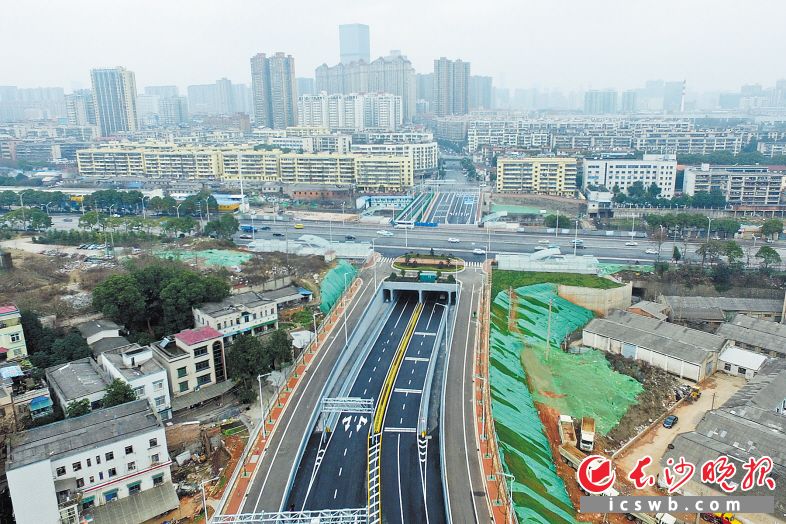 昨日,位于长沙城南的曙光路(车站路—雅塘冲路)正式建成通车。 长沙晚报全媒体记者 王志伟 摄