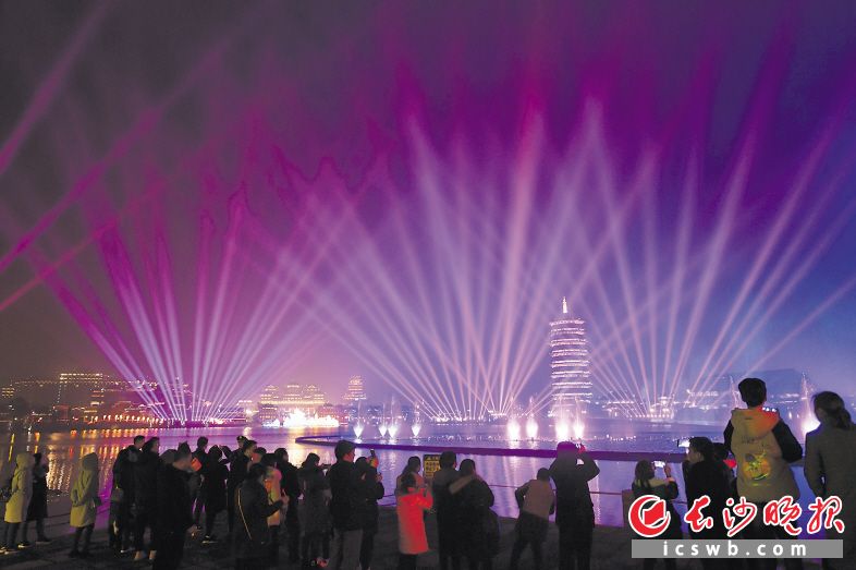 春节期间,铜官窑古镇内,灯展等节目精彩纷呈,吸引了众多市民游客前来游玩。长沙晚报全媒体记者 王志伟 摄