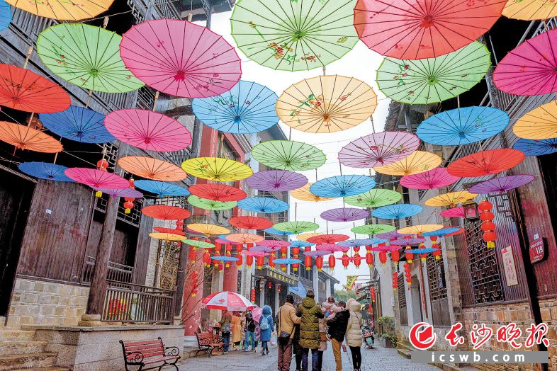 春节期间，靖港古镇成为市民体验湖湘年味的热门去处。陈飞 摄