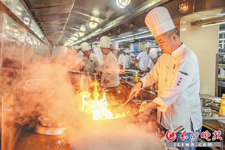 大年三十，火宫殿团圆宴年夜饭的“总掌勺”李强正带领后厨200多名大厨和配菜员给客人准备年夜饭。长沙晚报全媒体记者 陈飞 摄