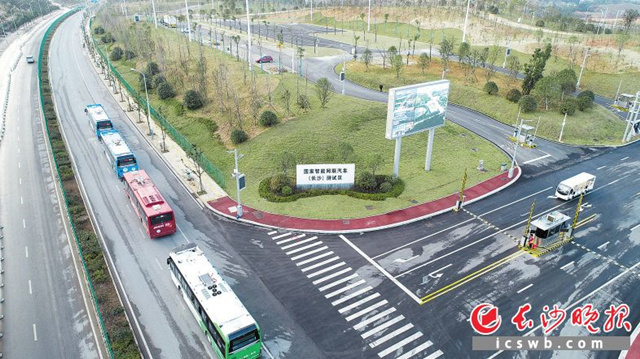 全国首条开放道路智慧公交示范线上，每隔400米就设一处5G网联设备。