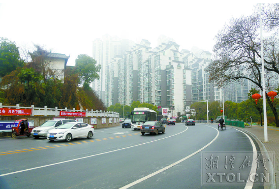改造后的新马路。(记者 罗韬 摄)