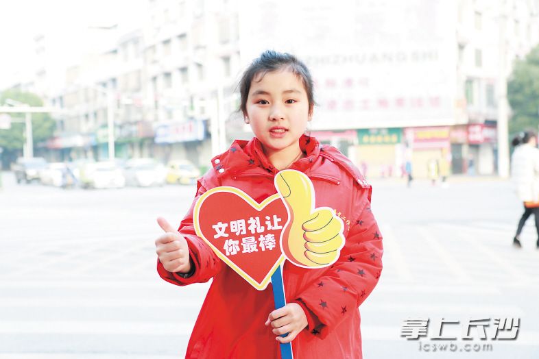 今年春节长假前后，浏阳市新北社区结合“排队礼让”主题活动，先后组织80余名青少年走上街头开展文明排队礼让活动，广泛宣传推广文明斑马线手势礼和排队礼让花。