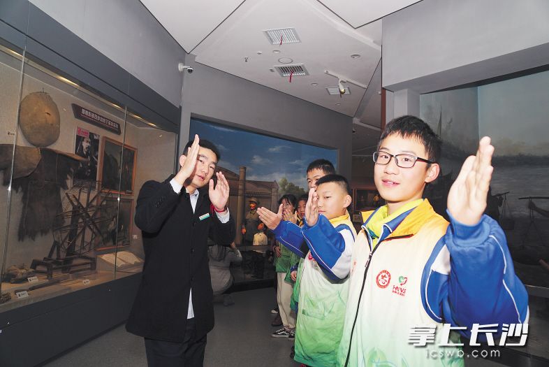 今年春节长假期间，在望城区雷锋纪念馆，中学生们积极引导游客有序参观、文明礼让。
