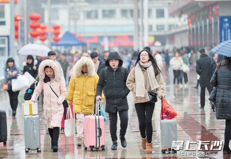 连日来，长沙一直是湿冷天气，据悉这种阴雨天气还将持续一段时间，提醒市民们出行记得防寒保暖并带好雨伞。长沙晚报全媒体记者 邹麟 摄