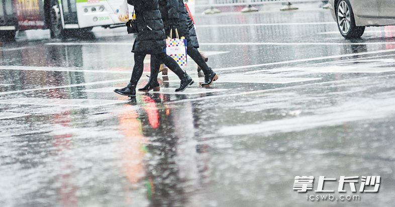 连日阴雨给市民出行带来诸多不便。 长沙晚报全媒体记者 陈飞 摄