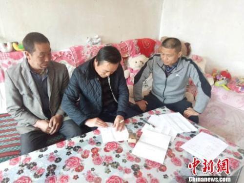 资料图：图为扶贫队伍进贫困户里，给贫困户宣讲政策。 钟欣 摄