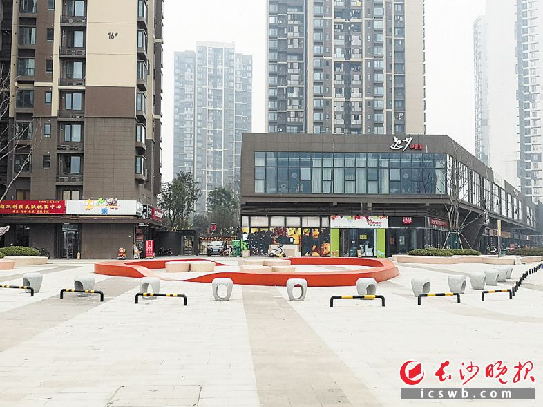 万科金域蓝湾小区三期一些业主反映，该区域内的物业收费比一期高六成，认为不合理。 长沙晚报全媒体记者 谢春年 摄