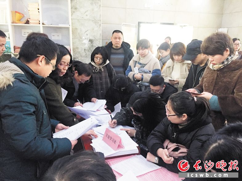 昨日，在明达中学招生接待处挤满了前来报名参加艺考文化培训班的学生和家长。长沙晚报全媒体记者 舒文 摄