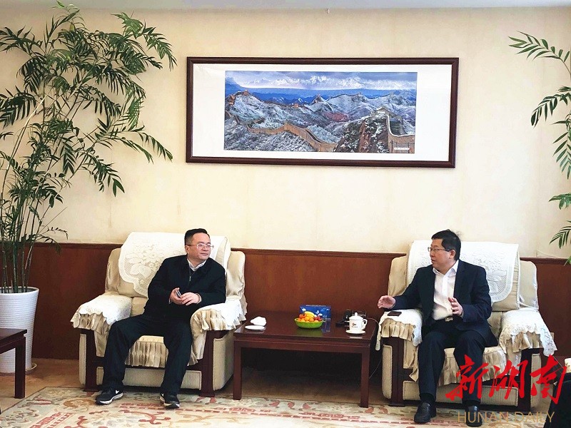 与 中国核工业二四公司董事长  张仕兵会谈