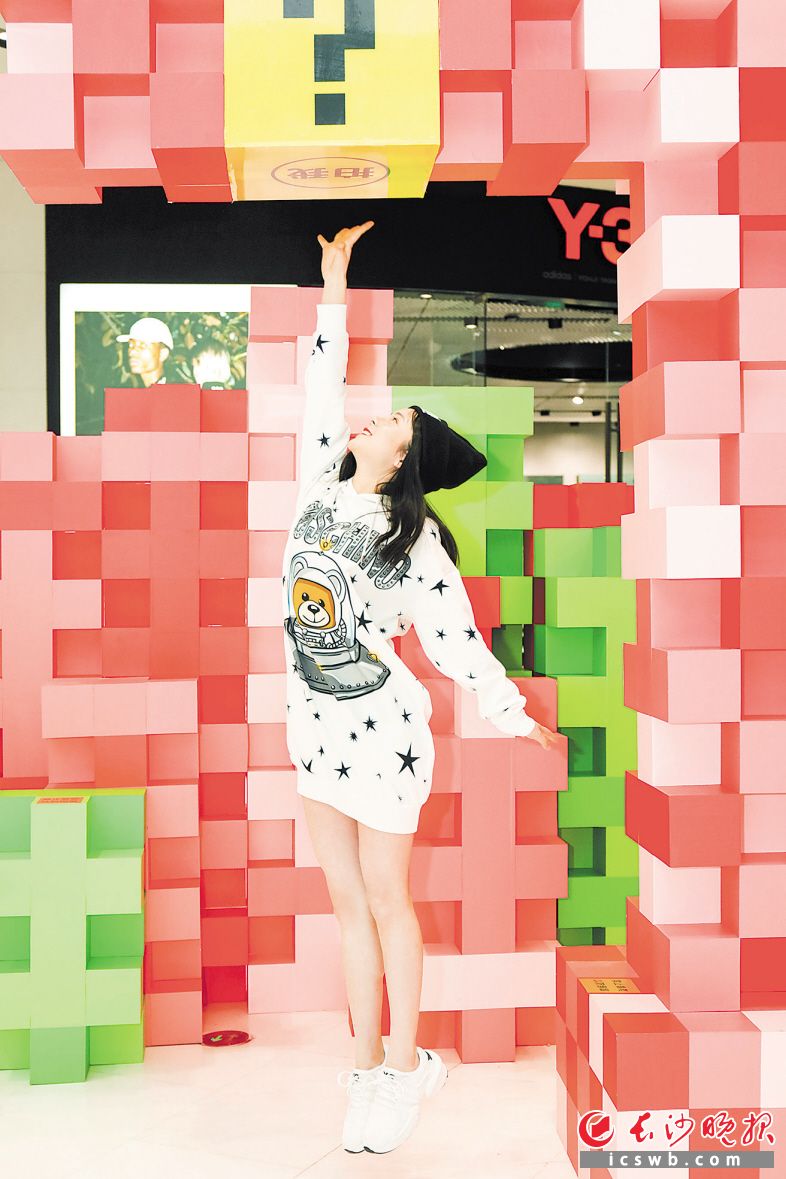 今年三八节期间，各大商场不仅推出给力的折扣，还纷纷打出“体验”牌，在增值服务上下功夫。图为海信广场推出拍照互动活动。长沙晚报通讯员 李觉 摄