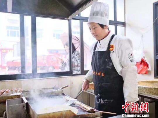 随着“滋滋”的油煎声，薄如宣纸的肉饼上，肉粒和葱花若隐若现， 龚成浩 摄