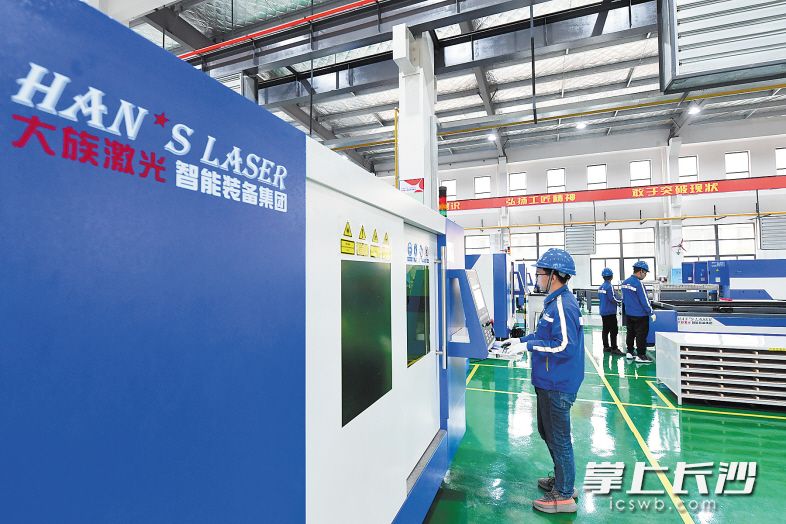 湖南大族智能装备制造基地里，先进的激光加工设备在这里生产上线。长沙晚报全媒体记者 王志伟 摄