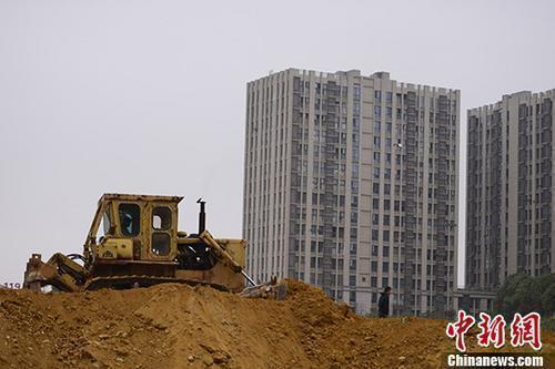 资料图:湖南长沙一楼盘土地上,推土机正在作业。 <a target='_blank' href='http://www.chinanews.com/'>中新社</a>记者 杨华峰 摄