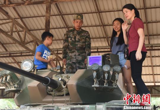图为联训的中方军人在介绍参训的武装设备。 黄耀辉 摄