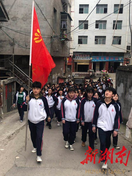 沅陵职中:春日学雷锋 情暖敬老院