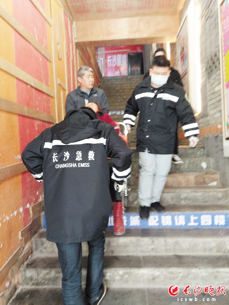 湖南省中医院120院前急救团队紧急护送患者。医院供图