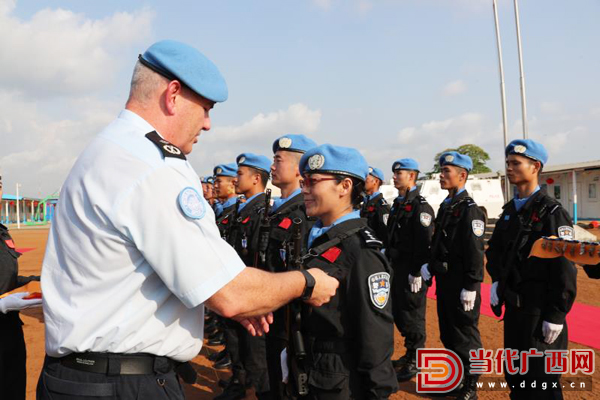 联合国警察总监西蒙向李丽梅授予和平勋章.jpg