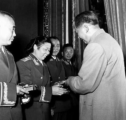 1955年，毛泽东亲自为李贞将军授衔.jpg