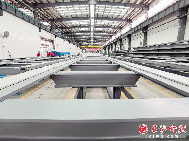 铁建重工智能化磁浮轨排生产线实现量产。长沙晚报全媒体记者 王志伟 通讯员 蒋炼 摄影报道